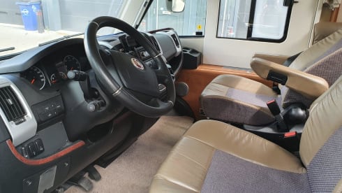 Edens Wanderlust – Luxury camper with every convenience, a dream on wheels!
