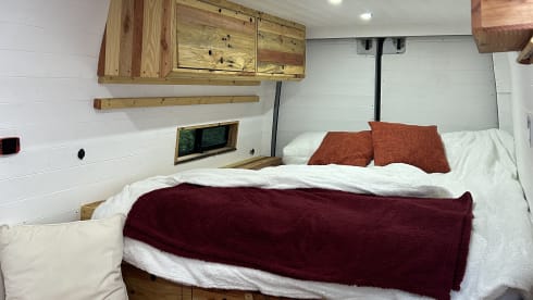 Peach – Cosy Mercedes Sprinter Campervan 
