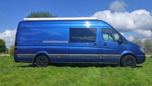 Super Grover  – Cool bus camper with unique interior