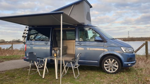 Blauw – Volkswagen T6 automatic California bus camper with pop-up roof.