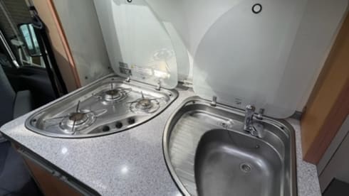 Halbintegrierter Camper von Knaus für 3 Personen