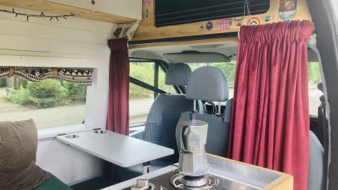 Campervan per 2 persone autosufficiente dal punto di vista energetico con terrazza prendisole (e altezza interna di 193 cm)