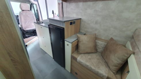 Bowie – Attractive, luxurious, off-grid campervan (incl. all-risk insurance)