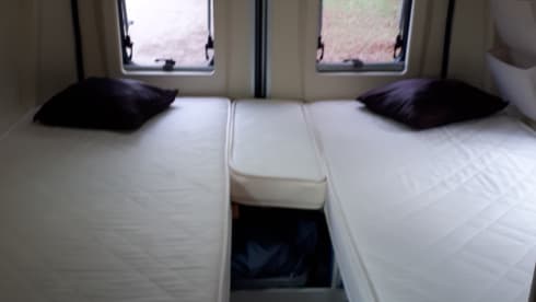 Bus camper with 2 length beds. Automatic 150 hp.