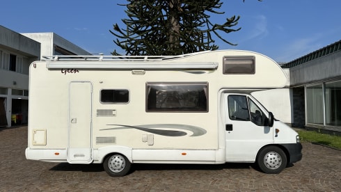 JoyRider – Camper with sloping ceilings for 7 people