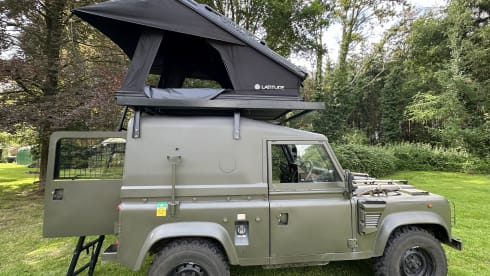 Major  – Iconic Defender 90 with 2 berth roof tent 
