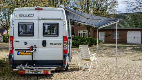 De Klaproos – Luxury 2-person camper with spacious fixed double bed!