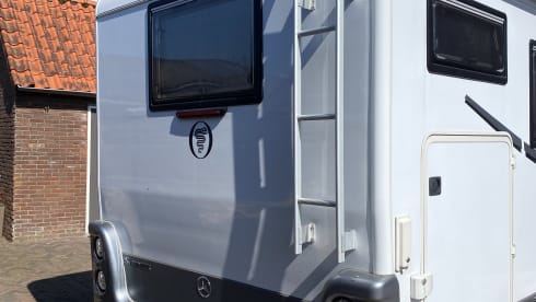 2p Mercedes-Benz semi-integrated uit 2001