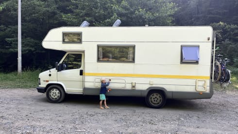 Freeda – Cozy 6 person retro camper FIAT 290