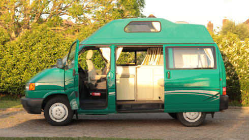 Gunther – VW T4 Hightop Leisuredrive Campervan. Excellent condition 