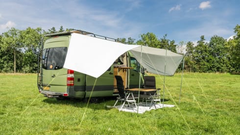 Stef – Cozy Off-grid Mercedes Campervan