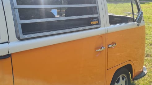 2p Volkswagen campervan uit 1969
