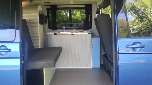 Sturdy Volkswagen T5 bus camper for 2-4 people