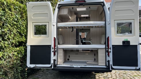 Dreamer Camp 5 – Spacious campervan for 4 to 5 people (sitting & sleeping)  