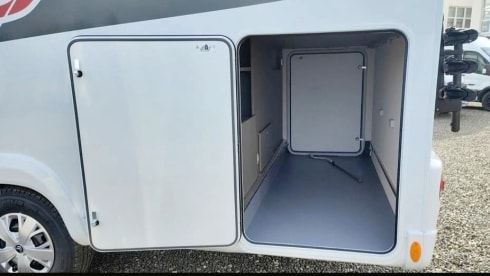 Wohnmobil LMC Tourer Lift, Hubbett, 4 Schlafplätze, Klimaanlage, SAT TV