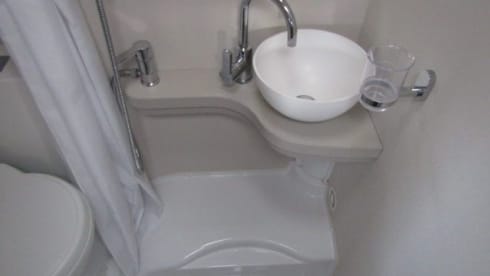 Darcy – Luxury 6 berth motorhome includes insurance and breakdown