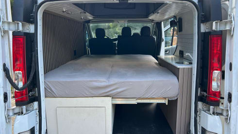 2p Renault campervan uit 2011