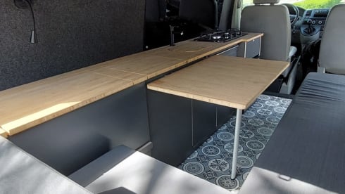 Het gele geluk 💛 – VW T5 yellow bus with modern interior