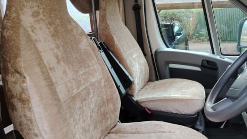 Zaneta –  Family Fiat New Life 6berth/6 belt Motorhome Hire