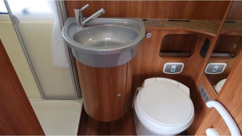 Globe-Drôme – 2 person semi-integrated Dethleffs camper 