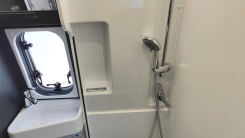 Menfys (2) veranda – Menfys VAN 3 MAXI S-Line (2) with veranda and photovoltaic