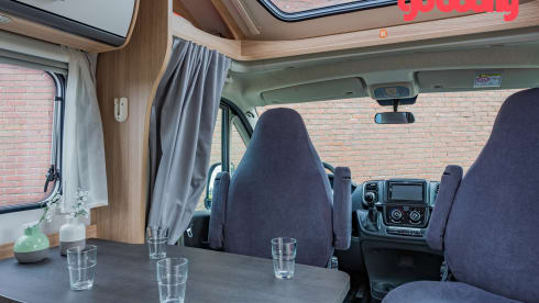 11/20 – 2 berth motorhome with single beds - Automatic