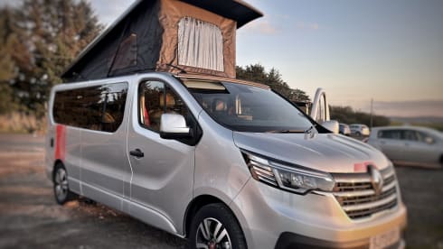 Van Damme – Renault traffic LWB luxury campervan ( 2 adults & pet friendly  )