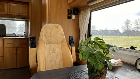 Discover freedom with our fresh Hymer B 584 – with bar layout, lifting bed 