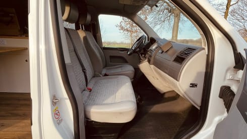 Babs – 4p Volkswagen campervan with roof bed