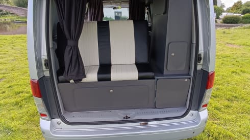 Hightop deluxe  – MAZDA BONGO DELUXE HIGH TOP 2 BERTH  
