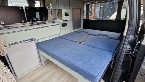 El – 2/3 berth Nissan Elgrand campervan with pop up roof