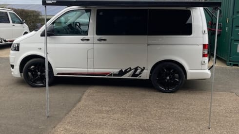 Dave – VW 4-Bett-Wohnmobil mit Markise und D / Away-Zelt ALL INKLUSIVE PREIS