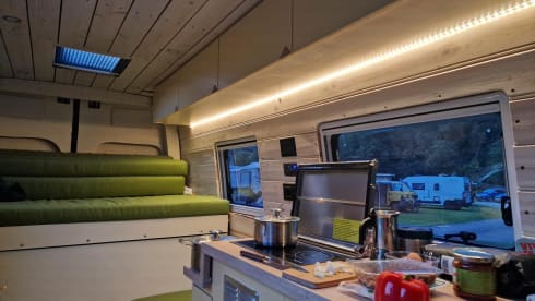 Perfecte Plek | zand – Mercedes Sprinter L2H2 (2018) - automatic | off-grid | 2 outdoor showers