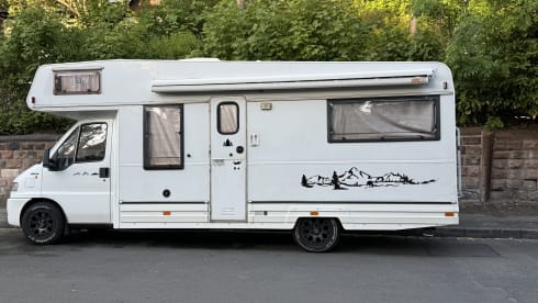 Kit – Fully loaded low mileage all-terrain motorhome