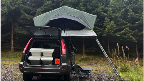 Adventurous 4x4 with roof tent (2P)