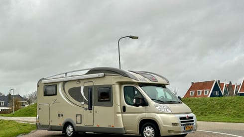 5p Bürstner With single beds and electric fold-down bed