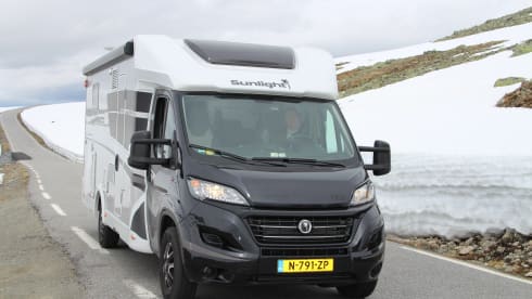 Beautiful Sunlight T68 Adventure Edition AUTOMATIC with spacious single beds.