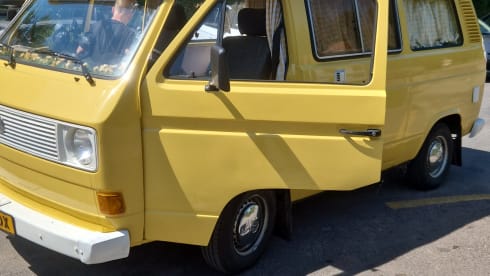 De Gele – 4p Volkswagen bus from 1980