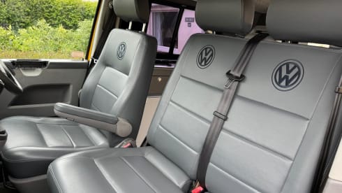 Sunshine Daisy – 4 berth Volkswagen campervan from 2006