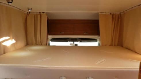 B-type – Modern 2-5 person camper, air conditioning tires, mileage free, navi