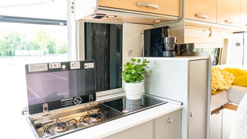 Luxe Hymer buscamper met lengte bedden