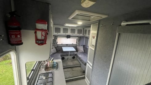 4-Bett, netzunabhängiger, modernisierter Fiat Ducato mit U-Lounge