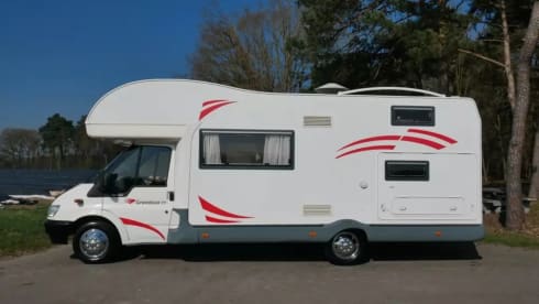 Nette 6-persoons familiecamper (Ford Granduca 77)