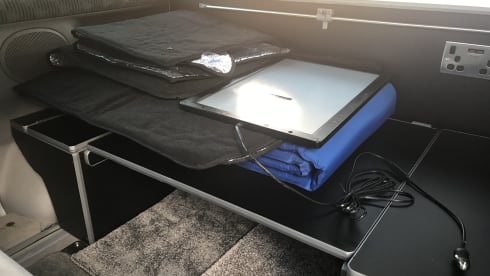 Um Bongo – Mazda Bongo Tintop rear conversion Manchester Sleeps 2