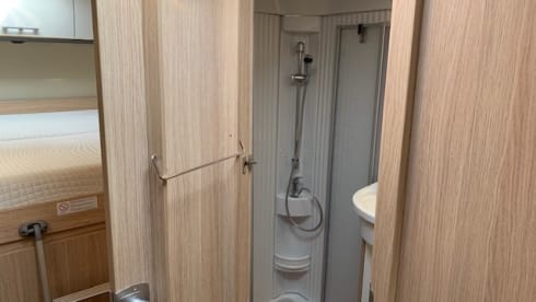 Sunny – Sunlight A70 alcove 6 person Automatic 150 HP built in 2018