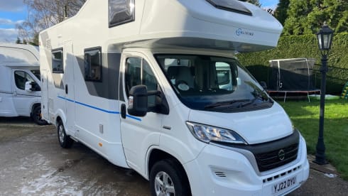 7 berth Adria sunliving ad70dk. Reg 2022
