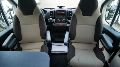 Carado 5.40 meter Buscamper, 2 sleeping - 4 seats.