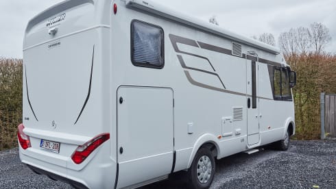 Comfortable Hymer 680 BMC Integral (2023). Book now for 2024!