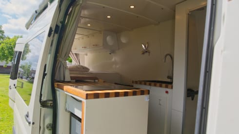 Albatros – The ultimate off-grid camper van: indoor shower, electric cooking and more