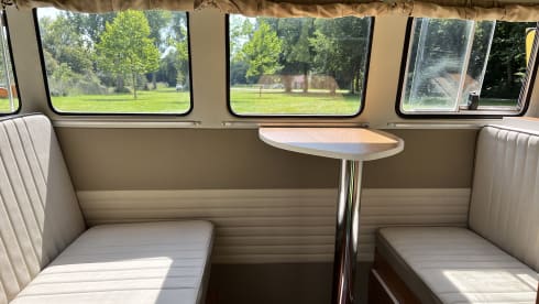 De Bus – 2p Volkswagen campervan from 1980